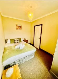 Postel nebo postele na pokoji v ubytování Sycamore Cottage with Hot Tub