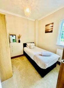 Postel nebo postele na pokoji v ubytování Sycamore Cottage with Hot Tub