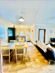 TV a/nebo společenská místnost v ubytování Sycamore Cottage with Hot Tub