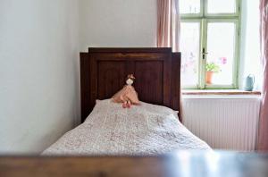 Postel nebo postele na pokoji v ubytování Historický zemědělský dvůr Kladeruby