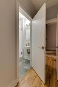 una puerta abierta en una habitación con baño en Lovely Rooftop-Game Room-Sleep 8, Near The Opry, en Nashville