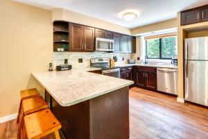 Η κουζίνα ή μικρή κουζίνα στο Lincoln Townhome with Community Pool and Club Access!