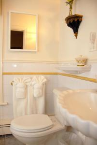 Bilik mandi di Arbor View House Bed and Breakfast