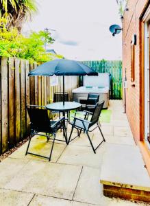 En terrasse eller udendørsområde på Rose Cottage with Hot Tub