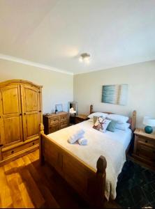 En eller flere senge i et værelse på Rose Cottage with Hot Tub