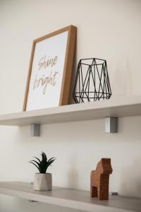 Foto dalla galleria di Modern 2BD Apartment with Maltese Balcony & Back Yard - Close to St Julian's & St Georges Bay & Sliema Promenade a Il-Gżira