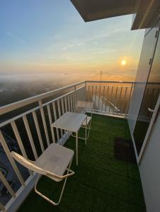 Balkón nebo terasa v ubytování SMDC Wind - Panoramic View of Taal Lake and Greenery - Casa Nova Staycations