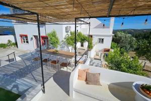 a patio with a table and chairs on a house at Refúgio do Bode 17 in Levegada