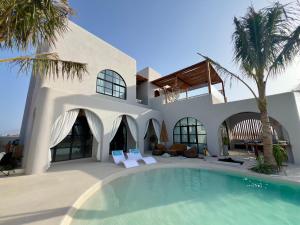 FinsAnara Chalet的一栋前面有游泳池的房子