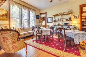 Χώρος καθιστικού στο Creekfront Yellville Manor with Parlors and Fire Pit!