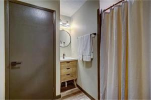 un baño con ducha y lavabo en Emmas Rare Find By Beyond Expectations W Hot Tub, en Sevierville 41 fotos más