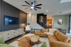 Et opholdsområde på Luxury Townhome! Rooftop-Game Room! Near Broadway!