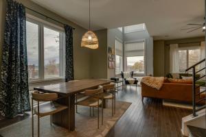 Et opholdsområde på Luxury Townhome! Rooftop-Game Room! Near Broadway!