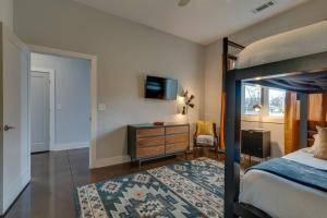 En eller flere senge i et værelse på Luxury Townhome! Rooftop-Game Room! Near Broadway! + 38 billeder