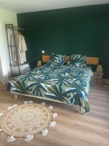 una camera da letto con un letto e una parete verde di A la ville comme à la campagne a Taulhac-près-le-Puy Altre 23 foto