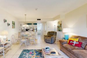 Posezení v ubytování Prime Location 2 Story Condo with WiFi, Shared Pool, Ocean Views, & Beach Access