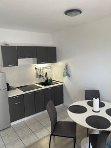 Kuchyňa alebo kuchynka v ubytovaní Apartman Hrusta Crikvenica + 10 fotografií