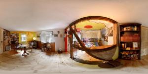 a living room with a large mirror and a room with a room at RUHIG UND SPARTANISCH WOHNEN in Lichtenwalde 1 in Niederwiesa