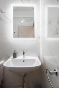 Bagno di Modern 2BD Apartment with Maltese Balcony & Back Yard - Close to St Julian's & St Georges Bay & Sliema Promenade