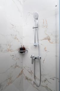 una doccia con soffione in un bagno di Modern 2BD Apartment with Maltese Balcony & Back Yard - Close to St Julian's & St Georges Bay & Sliema Promenade a Il-Gżira