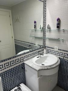 イスランティージャにあるApartamento en Islantilla playa con 2 terrazas y WIFI FIBRAの洗面台、トイレ、鏡のあるバスルーム