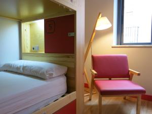 Łóżko lub łóżka w pokoju w obiekcie Ok Hostel Madrid