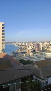 miasto z budynkami i zbiornikiem wodnym w obiekcie KositasRikas B&B w mieście Viña del Mar
