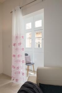 Area soggiorno di Modern 2BD Apartment with Maltese Balcony & Back Yard - Close to St Julian's & St Georges Bay & Sliema Promenade
