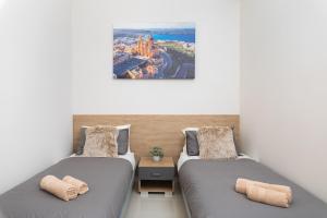 Letto o letti in una camera di Modern 2BD Apartment with Maltese Balcony & Back Yard - Close to St Julian's & St Georges Bay & Sliema Promenade