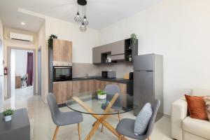 Cucina o angolo cottura di Modern 2BD Apartment with Maltese Balcony & Back Yard - Close to St Julian's & St Georges Bay & Sliema Promenade