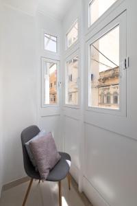 Foto dalla galleria di Modern 2BD Apartment with Maltese Balcony & Back Yard - Close to St Julian's & St Georges Bay & Sliema Promenade a Il-Gżira