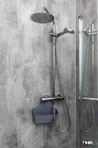 y baño con ducha y aseo azul. en Flat 1, Church House, en Ilfracombe