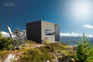 KvameBirdbox Storehesten的山顶上的小房子