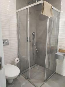 una cabina de ducha en un baño con inodoro en Maison M, en Portimão 22 fotos más
