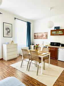 een keuken en woonkamer met een tafel en stoelen bij Apartmán na Žerotínce in Šumperk