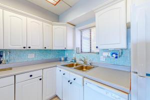 Kuchyň nebo kuchyňský kout v ubytování Oceanview condo with pool, beach access, jetted tub, W/D, & AC