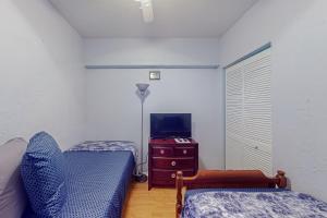 TV a/nebo společenská místnost v ubytování Oceanview condo with pool, beach access, jetted tub, W/D, & AC