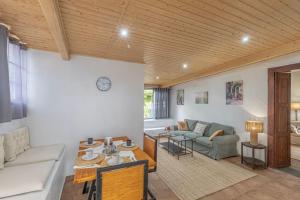 una sala de estar con un sofá y una mesa en Casa Sol, en El Paso