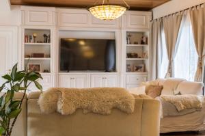 a living room with a couch and a tv at Casablanca in San Martín de los Andes