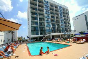 Swimming pool sa o malapit sa Holiday Sands North "On the Boardwalk"