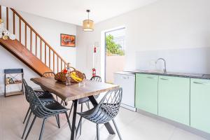 A kitchen or kitchenette at Gîte Dalina