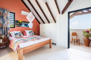 A bed or beds in a room at Gîte Dalina
