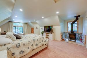 Bass Lake AnnexLakeside Bear Lodge Studio 9 Mi to Bass Lake!的带一张大床和一个壁炉的卧室