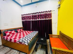 Postel nebo postele na pokoji v ubytování Shree Shyam Palace HOMESTAY near RamJanmbhoomi