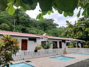 une maison de location avec une piscine devant dans l'établissement Villa1 Coral Carrillo, à Arbolito 3 autres photos