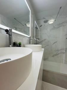 Koupelna v ubytování Almerimar Porto Fino - Appartement de luxe, vue mer