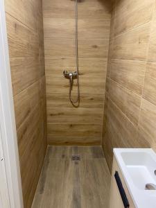 een badkamer met een douche en een wastafel bij PLAYA Y SOL z2 in Almería