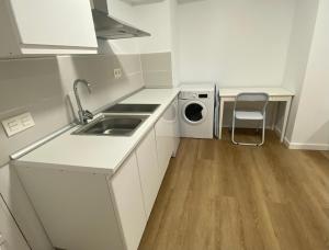 een keuken met een spoelbak en een wasmachine bij PLAYA Y SOL z2 in Almería