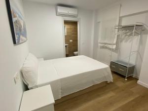 een slaapkamer met een wit bed en een douche bij PLAYA Y SOL z2 in Almería