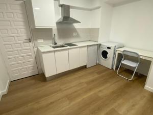 een kleine keuken met een spoelbak en een wasmachine bij PLAYA Y SOL z2 in Almería